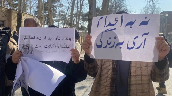 شماری از فعالان زن در اعتراض به حکم اعدام پخشان عزیزی در سنندج تجمع کردند