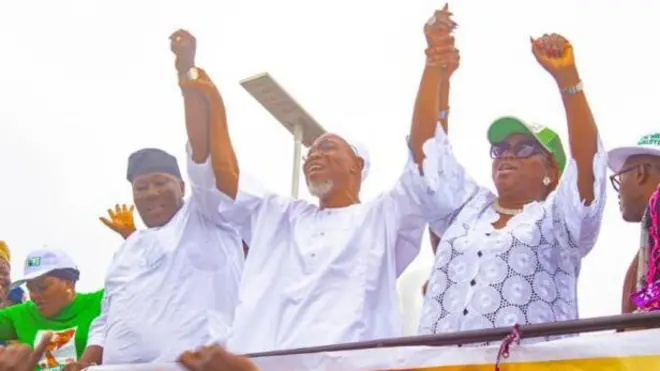 Arẹgbẹṣọla fa ọwọ Najeen salam ati igbakeji rẹ soke.