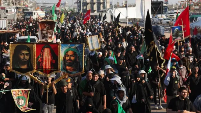 مسلمون شيعة يسيرون إلى مدينة كربلاء المقدسة قبل مراسم الأربعين الشيعية المقدسة