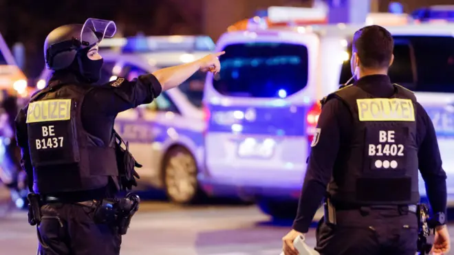 Berlin'de silahlı polisler sırtı dönük halde