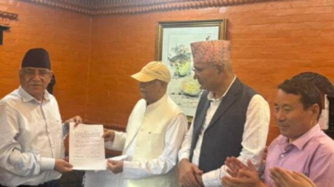 नेकपाका संयोजक प्रचण्ड र नेकपा एमालेका अध्यक्षले लिखित सहमति देखाउँदै, छेउमा एमाले नेता विष्णु पौडेल तथा नेकपा नेता वर्षमान पुन