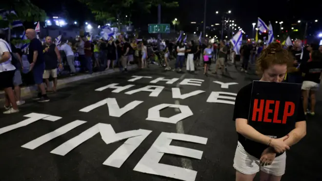 أهالي الرهائن في غزة يطالبون بعودتهم إلى إسرائيل
