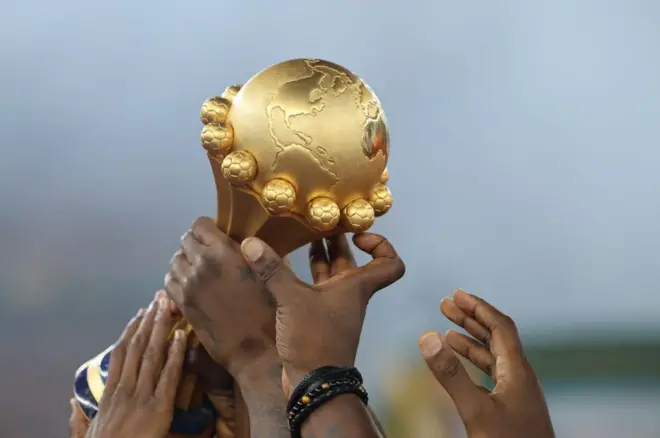 Les joueurs de la Côte d'Ivoire soulèvent le trophée à l'issue de la finale de la Coupe d'Afrique des nations 2023 (CAN) contre le Nigeria au stade Alassane Ouattara d'Abidjan, en Côte d'Ivoire, le 11 février 2024.