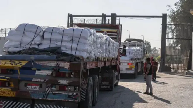 Aid trucks dey enta Gaza from Egypt