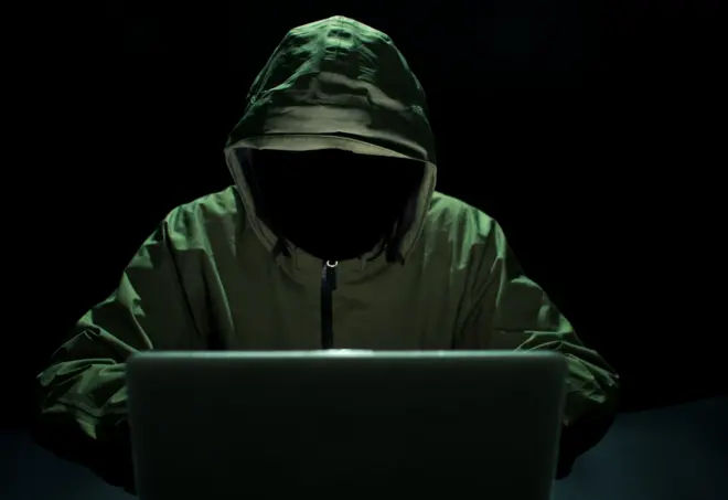 Hacker rouba senhas, identidades e moedas, cometendo crime cibernético