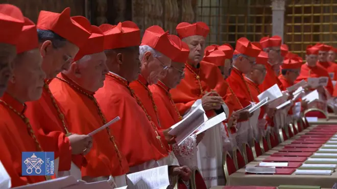 Captura de tela tirada de um vídeo divulgado pela mídia do Vaticano mostra os cardeais eleitores rezando na Capela Sistina, onde o conclave para a eleição do novo papa começará, no Vaticano, em 7 de maio de 2025.