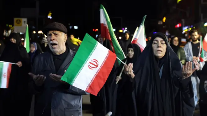 iranac i Iranka sa iranskom zastavom