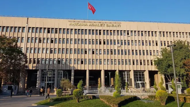 Ankara Ulus'ta yer alan Adalet Sarayı binasının karşıdan görünümü.