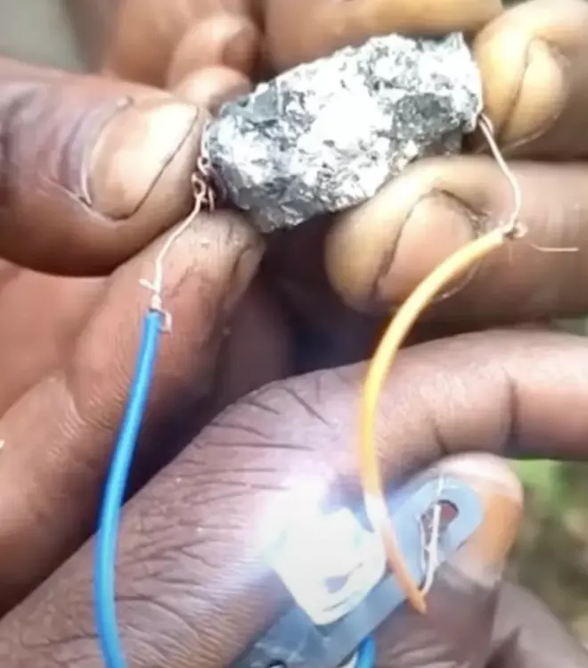 La lampe s'allume. Mais pourquoi ?