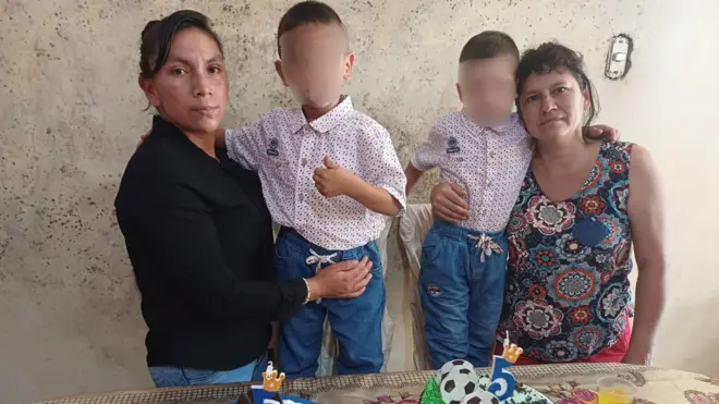 Ruth y María Elita sujetan en brazos a los dos niños junto a sendos pasteles de cumpleaños. 