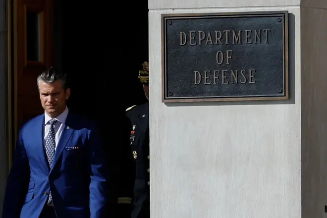 وزارت جنگ - دفاع سابق - ایالات متحده محدودیت‌های جدیدی را برای حدود ۹۰ روزنامه‌نگار دارای مجوز برای پوشش خبرهای پنتاگون اعلام کرده است
