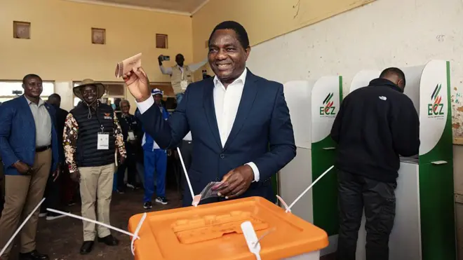 Perezida wa Zambia usanzwe ku butegetsi Hakainde Hichilema, akaba yari n’umukandida perezida, ubwo yatoreraga ku biro by’itora byo ku ishuri ryisumbuye ry’abahungu rya Kabulonga Boys Secondary School, riri mu murwa mukuru Lusaka, ku itariki ya 13 Kanama (8) mu mwaka wa 2026. Azamuye urupapuro rw’itora ruzinze, yitegura kurushyira mu gasanduku k’itora ko muri plastike ka 'orange' n'umweru.