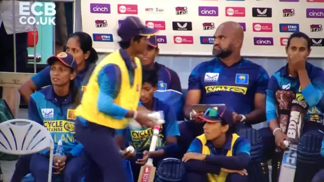 පුහුණුකරු තරිඳු පෙරේරා ශ්රී ලංකා කාන්තා කණ්ඩායම සමග තරගය නරඹමින්