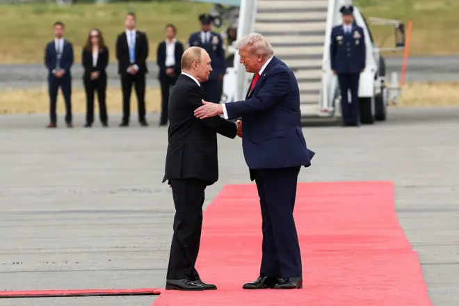 Crveni tepih na Aljasci: Rukovanje Trampa i Putina posle šest godina