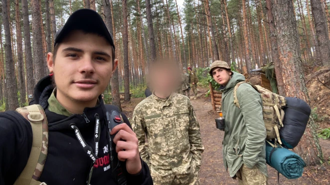 Maksym e Ivan fazendo selfie com outros soldados na floresta