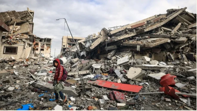 Des maisons en ruine après bombardements