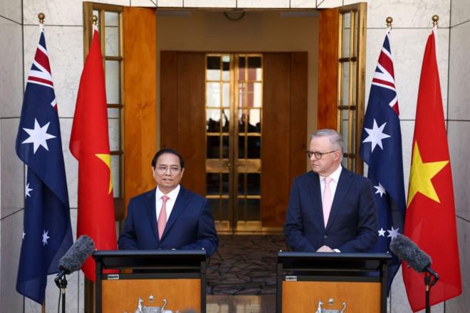Thủ tướng Việt Nam Phạm Minh Chính (trái) và Thủ tướng Úc Anthony Albanese đưa ra tuyên bố chung tại Tòa nhà Quốc hội ở Canberra vào ngày 7/3/2024
