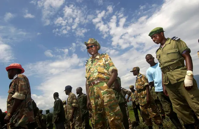 Aba barwanyi ba FDLR bari mu kigo kijejwe gusubiza mu buzima busanzwe abahoze ari abarwanyi ahitwa Luvungi muri Kivu y'Epfo ku wa 15 Kigarama (12) 2005, mu kwitegurira gutahuka mu Rwanda