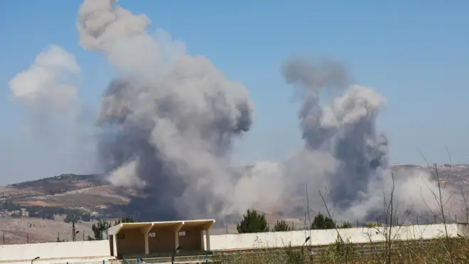 دود ناشی از انفجار در یک مرکز نظامی در لبنان