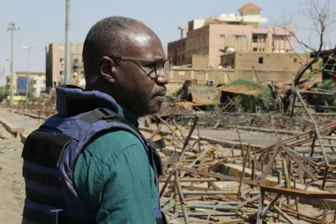 مراسل بي بي سي في السودان محمد محمد عصمان يقف على مشارف مدينة أم درمان ليبدأ رحلة العودة إلى مدينته بعد عامين من الغياب