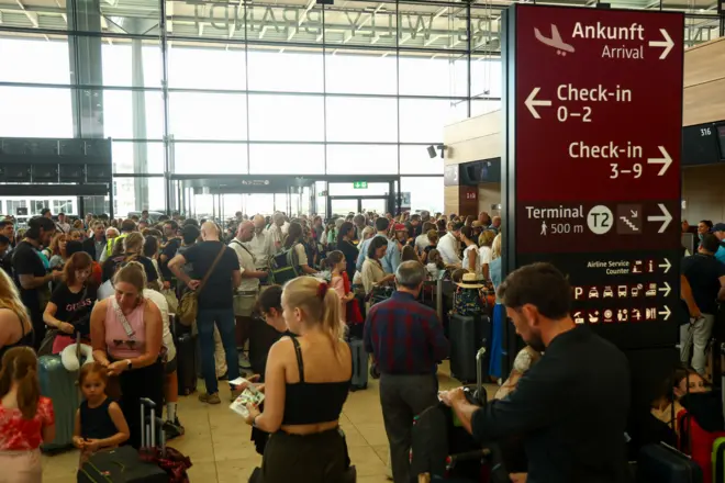  به گفته شرکت سیریوم که پروازهای هوایی جهان را بررسی می‌کند، امروز حدود ۱۱ هزار پرواز تجاری در سراسر جهان تا ساعت (۱۱ امروز به وقت بریتانیا) برنامه ریزی شده بود که ۱۳۹۰ پرواز لغو شده است.