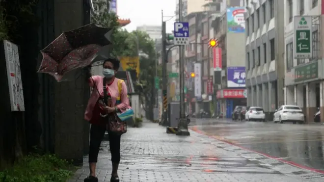 台湾基隆路人的雨伞被风吹反（11/7/2026）