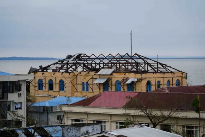 အမိုးတွေလန်နေတဲ့ အဆောက်အအုံတစ်လုံး