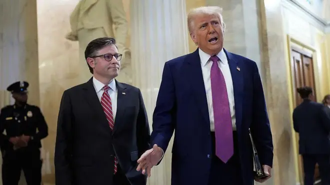 米連邦議会議事堂の廊下に立つマイク・ジョンソン下院議長（左）とドナルドトランプ大統領