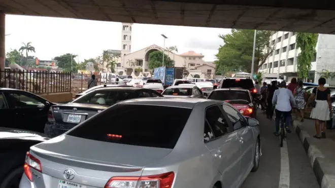 Aworan to n ṣafihan awọn ọkọ to duro atawọn eeyan to n fẹsẹ rin lọjọ keji, oṣu Kẹta ọdun 2025, lagbegbe Falomo, Eko