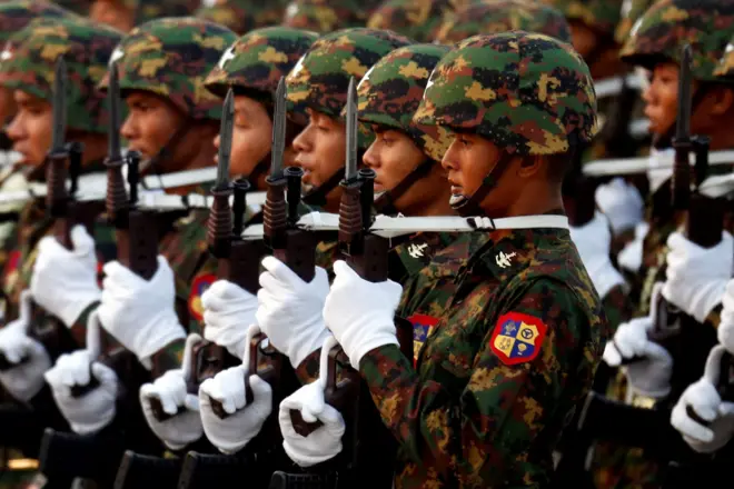 စစ်ရေးပြနေတဲ့ စစ်ကောင်စီတပ်ဖွဲ့ဝင်တွေ 