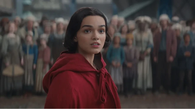 Rachel Zegler em cena de Branca de Neve