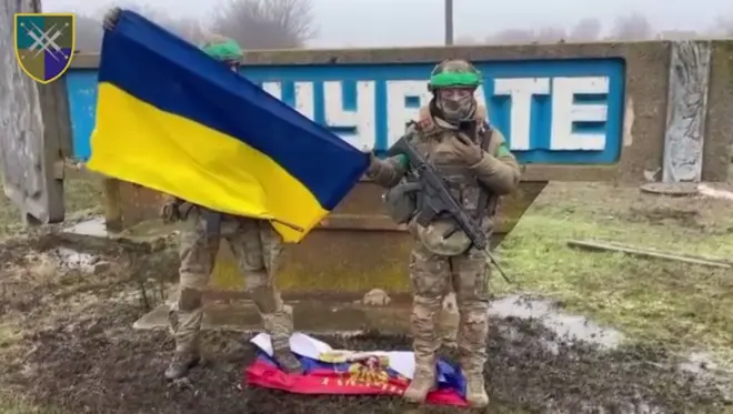 Двоє українських військових тримають прапор України