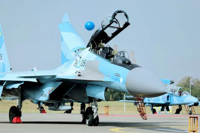 စစ်ကောင်စီလေတပ်အနေနဲ့ လေကြောင်းတိုက်ခိုက်မှုကို အခြေအနေ နှစ်မျိုးမှာသုံးပါတယ်။ ခြေလျင်တပ်က စစ်ကူတောင်းတဲ့အချိန်နဲ့ စခန်းသိမ်းတိုက်ပွဲတွေမှာ ဝေဟင်ကနေ ဗုံးကြဲတာမျိုးဖြစ်ပါတယ်။ တိုက်ပွဲပြင်းထန်တဲ့နေရာတွေမှာ အနီးကပ်လေကြောင်းပစ်ကူပေးတာနဲ့ တစ်ဖက်လက်နက်ကိုင်အဖွဲ့ရဲ့ အခြေစိုက်စခန်းတွေကို ဗုံးကြဲတာမျိုးလို့လည်း ပြောနိုင်ပါတယ်။