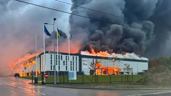 Після нічної атаки у Львові горить індустріальний парк Sparrow