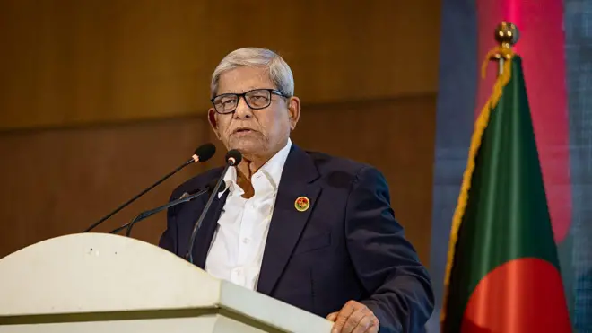 একটি সভামঞ্চে বক্তব্য রাখছেন মির্জা ফখরুল ইসলাম আলমগীর