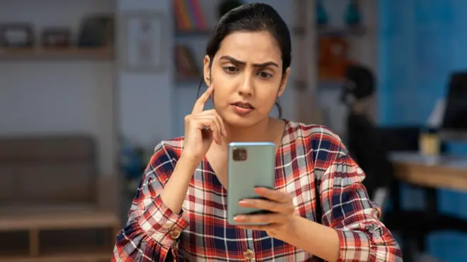 “මුදලාලි වැලි ලෝඩ් එකක් ගන්න පුළුවන් ද? කියුබ් එක කීය ද?” ජංගම දුරකතනය හරහා මෙම ඇමතුම ලැබුණේ, ගොඩනැගිලි ද්‍රව්‍ය අලෙවිකරුවෙකුට නොවේ. 