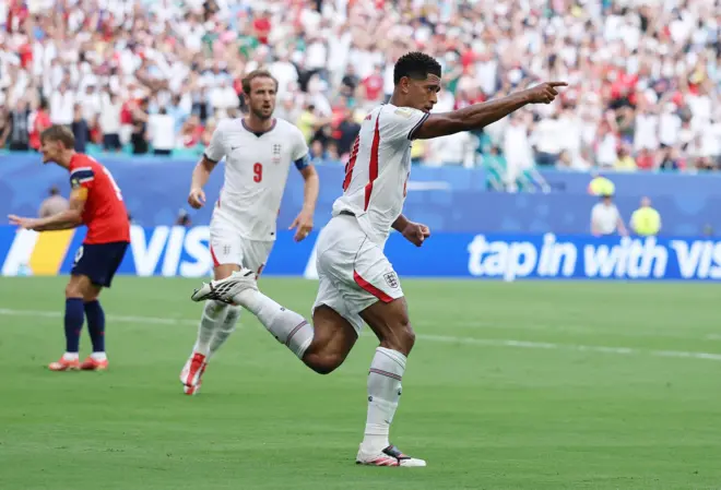 بيلينغهام يحتفل بهدف في مرمى النرويج