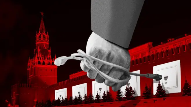 Коллаж: черно-белая рука человека сжимает скрученный интернет-кабель на фоне Спасской башни и кремлевской стены красно-черного цвета и черного неба