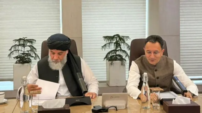 عکس نورالدین عزیزی، وزیر صنعت و تجارت حکومت طالبان با وزیر دولت در امور تجارت هند