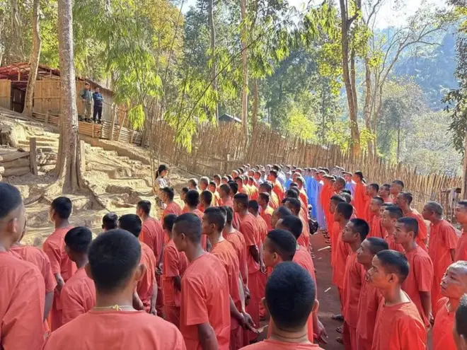 ကရင်နီ အကျဥ်းထောင်တစ်ခုက အကျဥ်းသားတွေ (ပုံဟောင်း) 