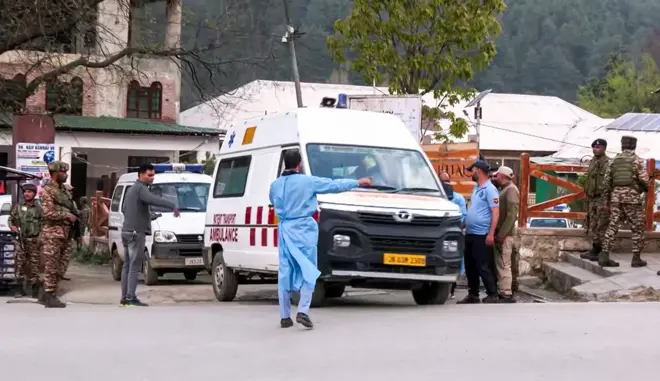 अस्पताल के बाहर खड़ी एक एंबुलेंस