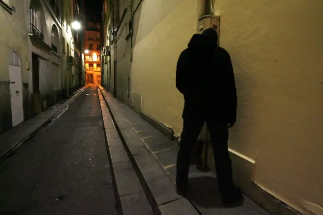 Homem urinando na rua em Paris, França, em foto de 19 de março de 2009