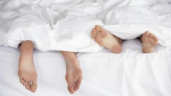 Dois pares de pés numa cama