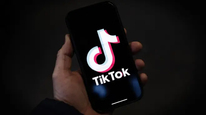 Logo TikTok sur l'écran du smartphone
