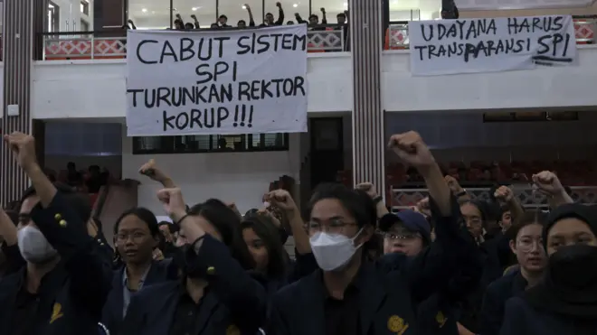 Mahasiswa Universitas Udayana berunjuk rasa terkait kasus dugaan korupsi Rektor I Nyoman Gde Antara