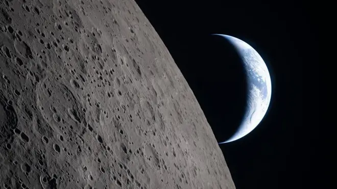 Superficie de la Luna con la Tierra de fonde