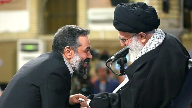  در دوران رهبری آیت‌الله خامنه‌ای، مداحان قدرت زیادی یافتند و به تدریج هیات‌های مذهبی جای مساجد را گرفتند