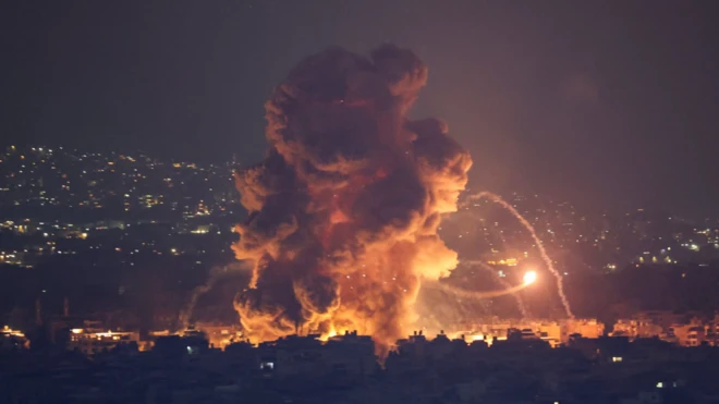 Asap dan api mengepul di pinggiran selatan Beirut, setelah serangan udara Israel menghantam Sin El Fil, Lebanon, pada 6 Oktober 2024.