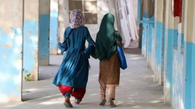Pelajar perempuan Afghanistan dilarang bepergian ke luar negeri oleh Taliban.
