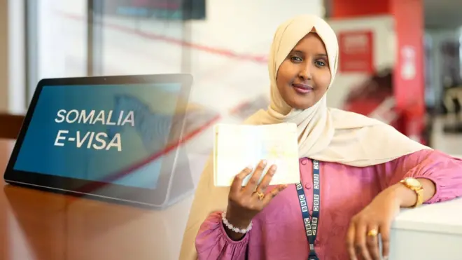 Fardowsa Hanshi oo dhawaan u safartay Soomaaliya ayaa caqabado kala kulantay nidaamka e-VISA. 